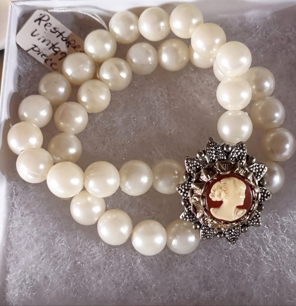 Pearl & Right-face Cameo Vintage Stretch Bracelet